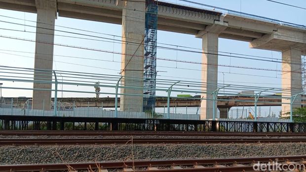 Stasiun KRL JIS mulai kelihatan wujudnya