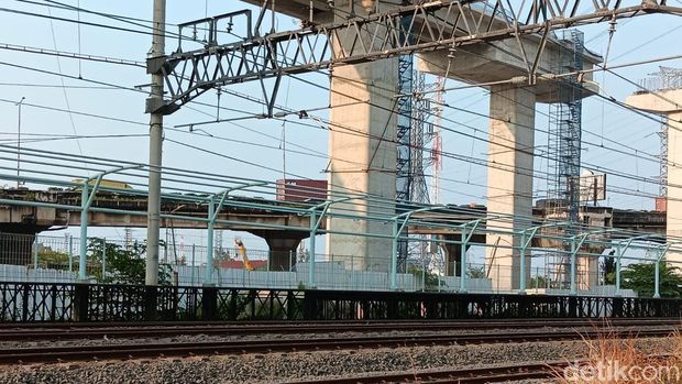Stasiun KRL JIS mulai kelihatan wujudnya