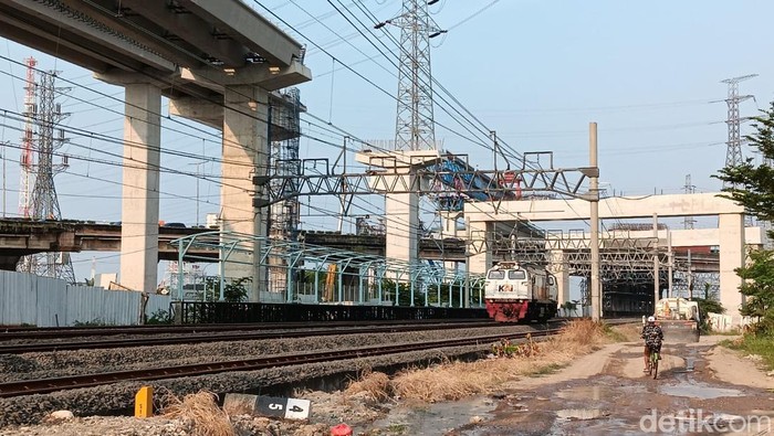 Stasiun KRL JIS mulai kelihatan wujudnya