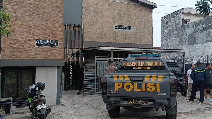 Suasana di TKP penemuan jenazah diduga dibunuh di Palembang, Sumsel.