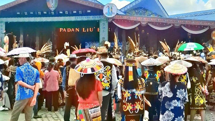 Suasana sakral menyelimuti Lapangan Padan Liu Burung, Malinau. Lembaga Adat Dayak Kenyah mempersembahkan upacara adat Meliwah, ialah ritual kuno yang sarat akan pesan pembersihan diri, perdamaian, dan persatuan. Suasana sakral menyelimuti Lapangan Padan Liu Burung, Malinau. Lembaga Adat Dayak Kenyah mempersembahkan upacara adat Meliwah, ialah ritual kuno yang sarat akan pesan pembersihan diri, perdamaian, dan persatuan.