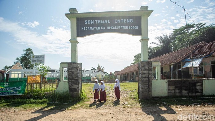 Berjarak 68 kilometer dari hiruk-pikuk Ibu Kota, semangat belajar anak-anak di Cariu, Kabupaten Bogor, tetap menyala. Meski sekolah mereka beralas tanah di halaman rumah warga, proses belajar mengajar terus berjalan.