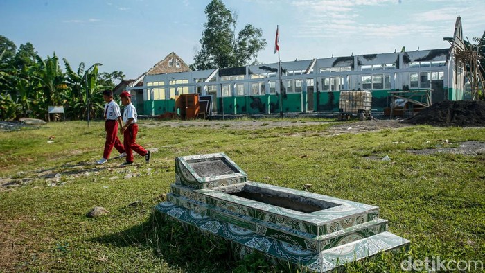 Berjarak 68 kilometer dari hiruk-pikuk Ibu Kota, semangat belajar anak-anak di Cariu, Kabupaten Bogor, tetap menyala. Meski sekolah mereka beralas tanah di halaman rumah warga, proses belajar mengajar terus berjalan.