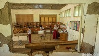 Kondisi bangunan sekolah yang memprihatinkan membuat pemerintah melakukan renovasi.  Sebanyak enam kelas dengan 78 siswa harus mengungsi.