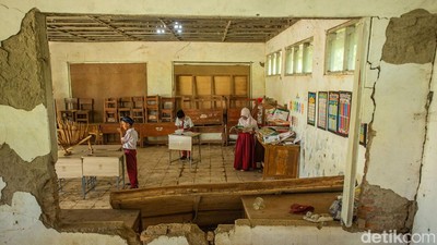 Tak Ada Kelas, Halaman pun Jadi: Semangat Anak SDN di Cariu Tak Luntur