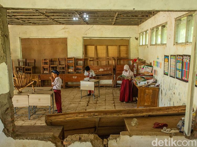 Tak Ada Kelas, Halaman pun Jadi: Semangat Anak SDN di Cariu Tak Luntur