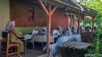 Kursi-kursi dan perlengkapan belajar dari sekolah dibawa untuk menunjang kegiatan belajar mengajar. Meski dalam keterbatasan, para siswa tetap bersemangat mengikuti pelajaran.