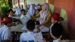 Tak Ada Kelas, Halaman pun Jadi: Semangat Anak SDN di Cariu Tak Luntur