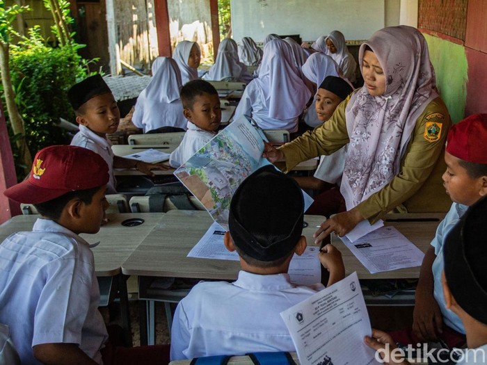 Berjarak 68 kilometer dari hiruk-pikuk Ibu Kota, semangat belajar anak-anak di Cariu, Kabupaten Bogor, tetap menyala. Meski sekolah mereka beralas tanah di halaman rumah warga, proses belajar mengajar terus berjalan.