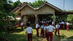 Tak Ada Kelas, Halaman pun Jadi: Semangat Anak SDN di Cariu Tak Luntur