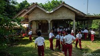 Warga tak keberatan halamannya dijadikan kelas darurat, bagi mereka pendidikan anak-anak harus tetap berjalan untuk masa depan bangsa.