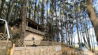 Selain memiliki fasilitas tempat berkemah, ada juga warung sederhana dengan suasana yang sejuk dan adem