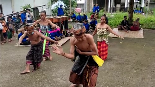 Tari Suling Dewa Tradisi Masyarakat Bayan, Lombok Utara, NTB. (Tangkap Layar Youtube PELECING OFFICIAL)