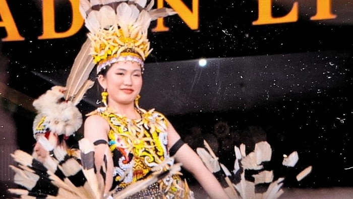 Tarian suku Dayak Kenyah saat ditampilkan di panggung budaya Padan Liu Burung. (Oktavian Balang/detikKalimantan)
