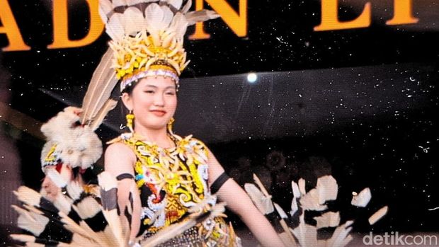 Tarian suku Dayak Kenyah saat ditampilkan di panggung budaya Padan Liu Burung. (Oktavian Balang/detikKalimantan) Tarian suku Dayak Kenyah saat ditampilkan di panggung budaya Padan Liu Burung. (Oktavian Balang/detikKalimantan)