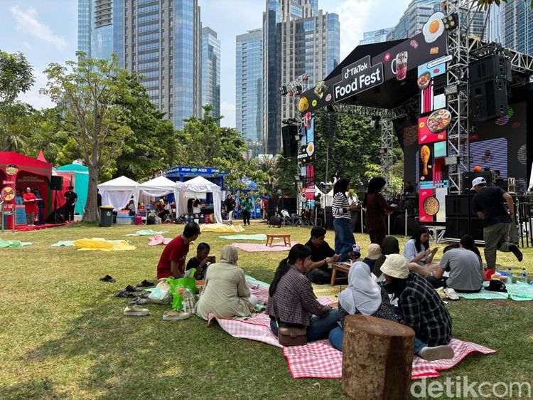 Serunya TikTok Food Fest 2025, Bisa Kulineran Sambil Piknik di Hutan Kota