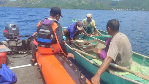 Tim SAR gabungan melakukan operasi pencarian nelayan hilang di perairan Kelurahan Tetandara, Kecamatan Ende Selatan, Kabupaten Ende, NTT, Sabtu (11/10/2025). (Foto: Basarnas Maumere)