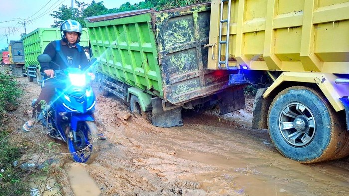 Truk pengangkut bahan material terjebak di lumpur jalan Kapuak - Seputuk. (Oktavian Balang/detikKalimantan)