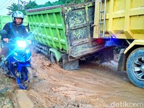 Nekat Terobos Jalan Terlarang di KTT, Truk Muatan Berat Terjebak Lumpur
