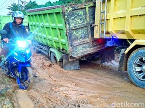 Nekat Terobos Jalan Terlarang di KTT, Truk Muatan Berat Terjebak Lumpur