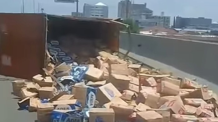 Truk terbalik di Tol Layang Pettarani, Makassar.