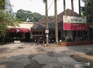 Kedai Roti Legendaris di Bandung: Nuansa Jadul, Harga Cuma Rp 5 Ribu