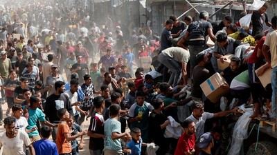 Warga Gaza Berebut Pasokan Bantuan di Tengah Gencatan Senjata