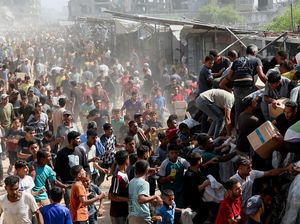 Warga Gaza Berebut Pasokan Bantuan di Tengah Gencatan Senjata