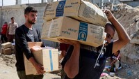 Distribusi ini memberi harapan di tengah krisis kemanusiaan yang parah. REUTERS/Ramadan Abed