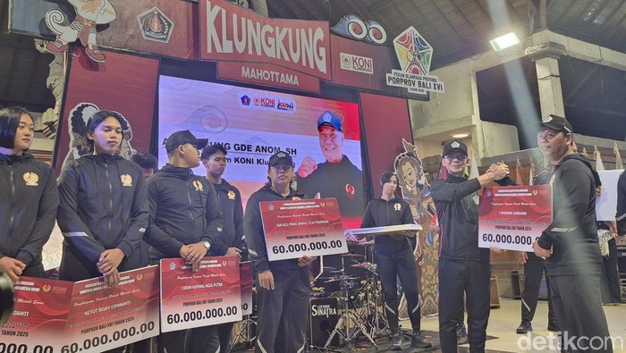 Acara penerimaan bonus atlet sekaligus pembubaran Kontingen Klungkung di Balai Budaya Semarapura, Minggu (12/10/2025). (Ni Komang Ayu Leona Wirawan)