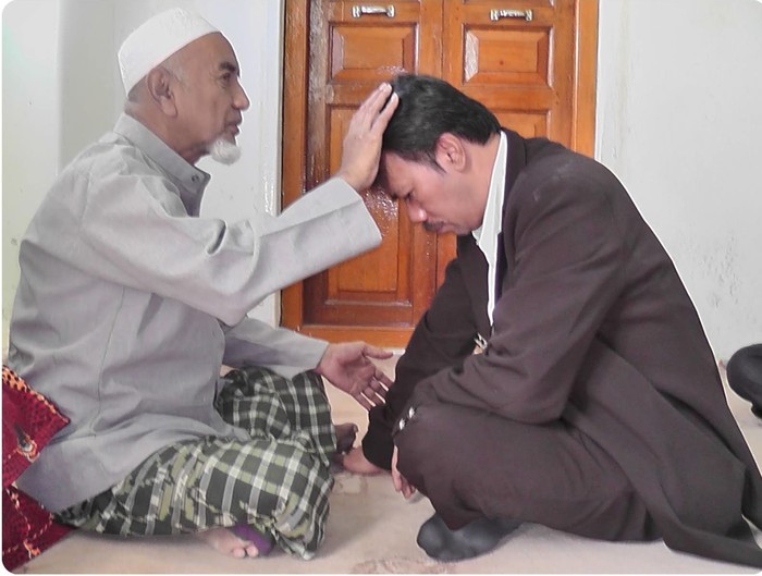 Agus Maftuh Abegebriel ketika sowan seorang Habib di Tarim, 8 Desember 2011.
