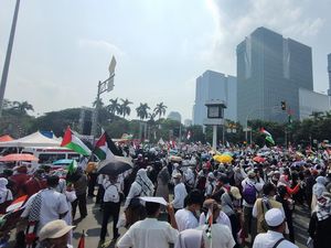 Massa Kompak Nyanyi Heal The World di Aksi Bela Palestina Patung Kuda