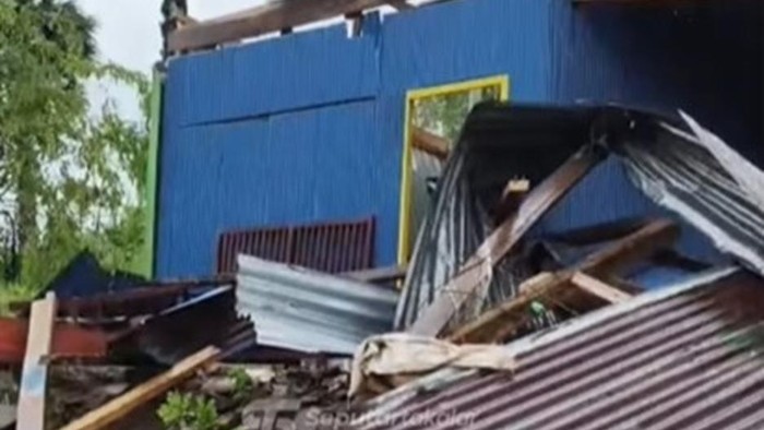 Angin puting beliung terjang rumah warga di Takalar.