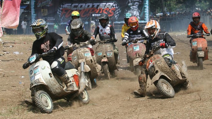 Peserta memacu kecepatan skuternya saat mengikuti Scooter Fun Cross di GOR Jayabaya, Kota Kediri, Jawa Timur, Minggu (12/10/2025). Balap skuter modifikasi offroad pada Kediri Scooter Festival #8 tersebut menjadi ajang silaturahmi ribuan pecinta skuter Vespa dari berbagai daerah se-Indonesia. ANTARA FOTO/Prasetia Fauzani/tom.