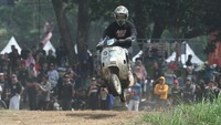 Dari lebih dari 80 peserta yang ikut berlaga, hanya 12 pembalap terbaik yang berhasil melaju ke babak final. Mereka tampil memukau di tengah sorak-sorai penonton yang memadati area balapan. Foto: ANTARA FOTO/Prasetia Fauzani