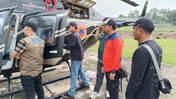 Tim meninjau kelengkapan dan verifikasi helikopter patroli udara.