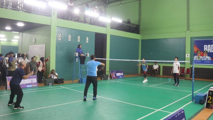 Wali Kota Palembang bermain bulutangkis bersama Kepala BKN Zudan Arif Fakrulloh