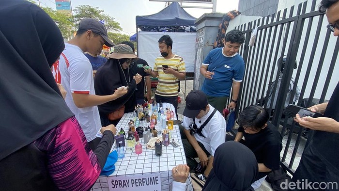 Car free day di Depok, warga ramai-ramai mencoba jasa parfum Rp 2.000 (Devi P/detikcom)