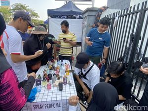 CFD Depok, Warga Ramai-ramai Coba Parfum Rp 2 Ribu Sekali Semprot