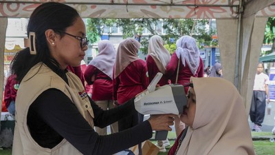 Warga Ternate Cek Kesehatan Gratis