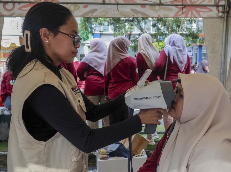 Warga Ternate Cek Kesehatan Gratis