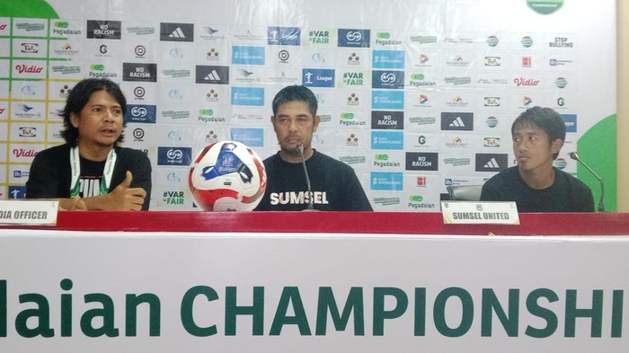 Pelatih Sumsel United (tengah) Nil Maizar