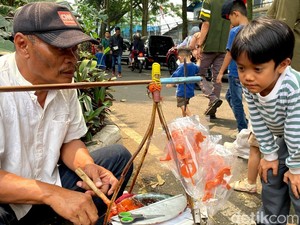 Danu, Penjual Gulali di Bandung yang Bertahan di Tengah Zaman