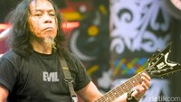 Di tengah gempuran distorsi dan beat yang powerful, ada satu momen magis yang membuat ribuan penonton terdiam lalu bernyanyi syahdu bersama. Momen itu terjadi saat melodi lagu Leleng khas Dayak Kenyah menggema, dibawakan dengan penuh sihir oleh sang gitaris, Eet Sjahranie.