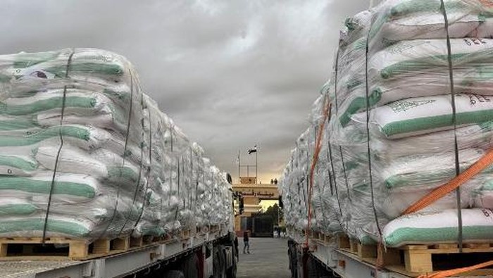 Trucks loaded with humanitarian aid are parked on the Egyptian side of the Rafah crossing, waiting to get access to the Gaza Strip, on October 12, 2025. International agencies are waiting to pour aid into Gaza, hopeful a US-brokered ceasefire between Israel and Hamas will allow them to put an end to the famine haunting parts of the territory. The fragile truce could open access, but aid agencies fear Israel may continue to impose restrictions on access under US President Donald Trumps plan. (Photo by AFP)