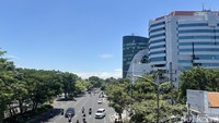 Bayangan gedung-gedung di Jalan Ahmad Yani terlihat lenyap karena posisi matahari berada di titik zenit. Foto: Aprilia Devi/detikjatim