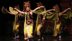 Tari Jejer Gandrung dan Andog Meriahkan Panggung Kesenian Cak Durasim