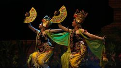 Tari Jejer Gandrung dan Andog Meriahkan Panggung Kesenian Cak Durasim
