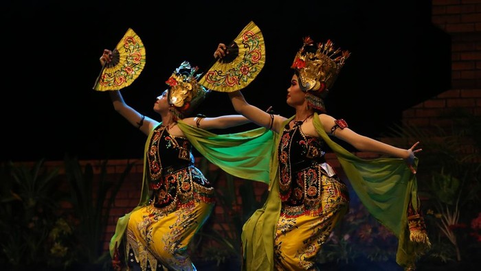 Penari dari sanggar Sayu Wiwit Aliyan, Banyuwangi membawakan tari Jejer Gandrung Kembang Menur saat gelar karya dan prestasi di Gedung Kesenian Cak Durasim, Taman Budaya Jatim, Surabaya, Jawa Timur, Sabtu (11/10/2025). Pergelaran yang menampilkan tujuh karya seni tari khas Banyuwangi tersebut sebagai bentuk fasilitasi kesenian oleh Disbudpar Jawa Timur guna menumbuhkan semangat dan prestasi bagi masyarakat seni sekaligus melestarikan budaya Indonesia. ANTARA FOTO/Moch Asim/nym.