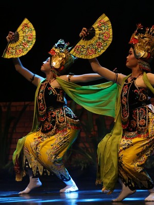 Tari Jejer Gandrung dan Andog Meriahkan Panggung Kesenian Cak Durasim